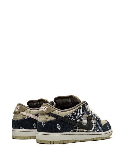 Nike - SB Dunk Low x Travis Scott
